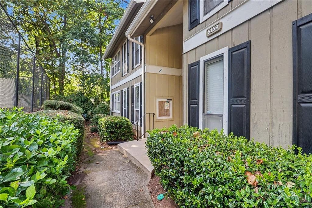 1 bedroom, 1 bathroom, 748 sq ft condominium for sale at 5157 Roswell Road 8, Sandy Springs, GA 30342 — photo 2