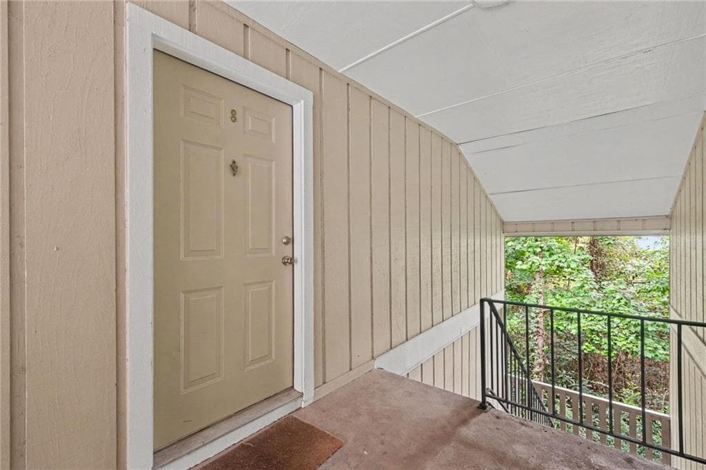 1 bedroom, 1 bathroom, 748 sq ft condominium for sale at 5157 Roswell Road 8, Sandy Springs, GA 30342 — photo 4