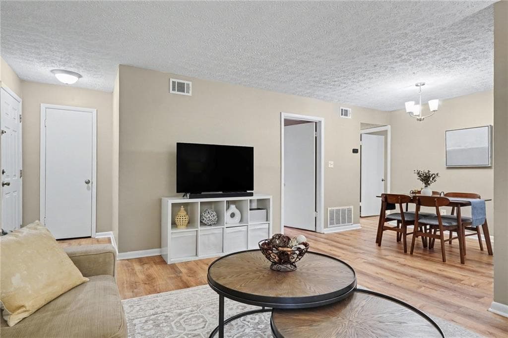 1 bedroom, 1 bathroom, 748 sq ft condominium for sale at 5157 Roswell Road 8, Sandy Springs, GA 30342 — photo 8