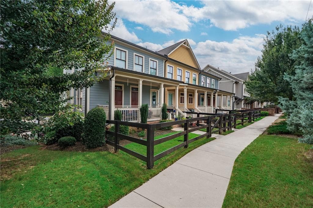4 bedroom, 4 bathroom, 2,900 sq ft townhouse for sale at 12579 Arnold Mill Road, Milton, GA 30004 — photo 2