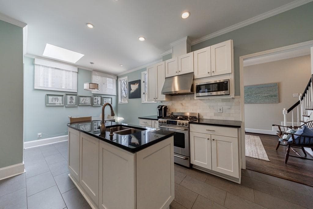 4 bedroom, 3 bathroom, 3,058 sq ft single family residence under contract at 241 Lakeview Avenue, Atlanta, GA 30305 — photo 10