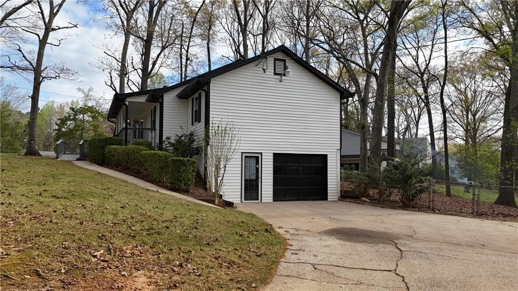 3 bedroom, 3 bathroom, 2,404 sq ft single family residence under contract at 2955 Flowers Drive, Douglasville, GA 30135 — photo 2