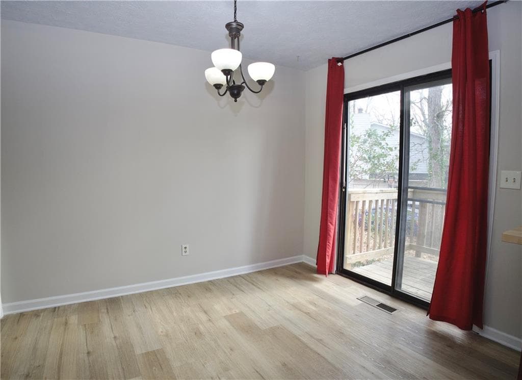 3 bedroom, 3 bathroom, 2,404 sq ft single family residence under contract at 2955 Flowers Drive, Douglasville, GA 30135 — photo 5