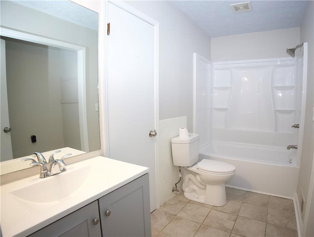 3 bedroom, 3 bathroom, 2,404 sq ft single family residence under contract at 2955 Flowers Drive, Douglasville, GA 30135 — photo 8