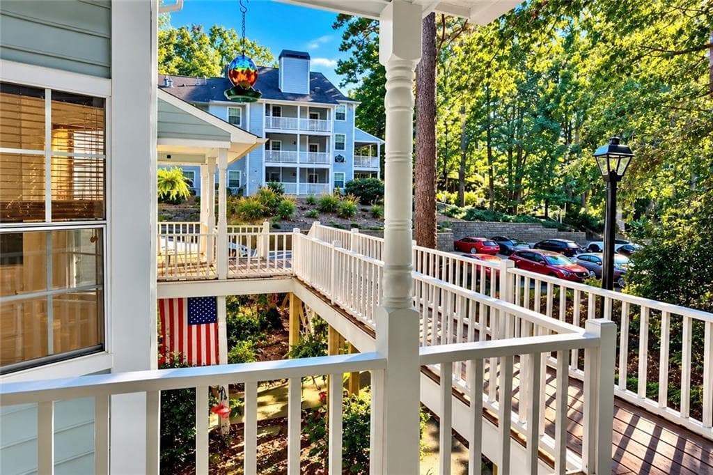 2 bedroom, 2 bathroom, 1,140 sq ft condominium for sale at 3920 Riverlook Parkway 202, Marietta, GA 30067 — photo 2