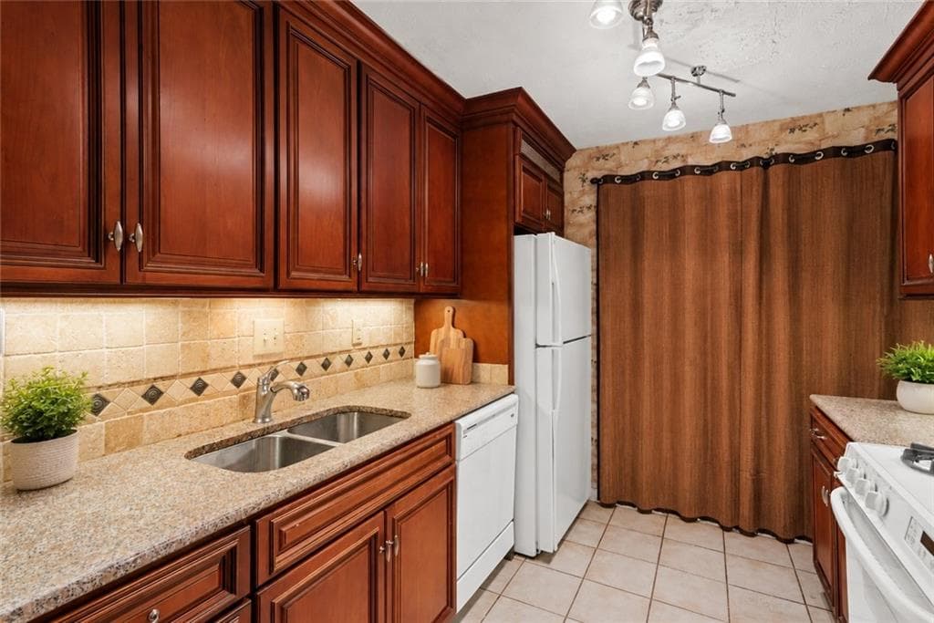 2 bedroom, 2 bathroom, 1,102 sq ft condominium for rent at 407 Natchez Trace, Sandy Springs, GA 30350 for $1,700 a month — photo 3