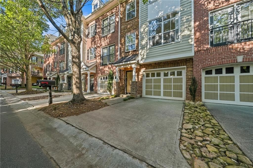 3 bedroom, 3 bathroom, 1,726 sq ft townhouse for rent at 5480 Glenridge Park, Sandy Springs, GA 30342 for $3,300 a month — photo 2