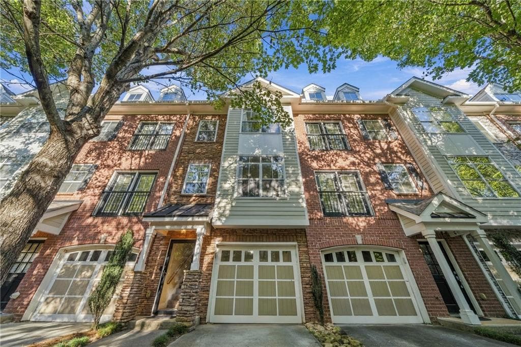 3 bedroom, 3 bathroom, 1,726 sq ft townhouse for rent at 5480 Glenridge Park, Sandy Springs, GA 30342 for $3,300 a month — photo 1 of 35