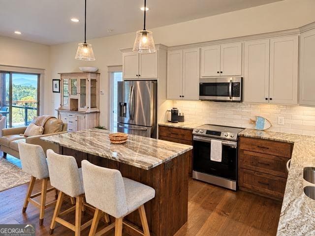 3 bedroom, 3 bathroom, 2,419 sq ft single family residence for sale at 915 Arbor Lane, Blairsville, GA 30512 — photo 3