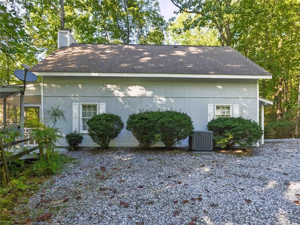 3 bedroom, 2 bathroom, 1,500 sq ft single family residence for sale at 202 Crystal Hills, Clarkesville, GA 30523 — photo 3