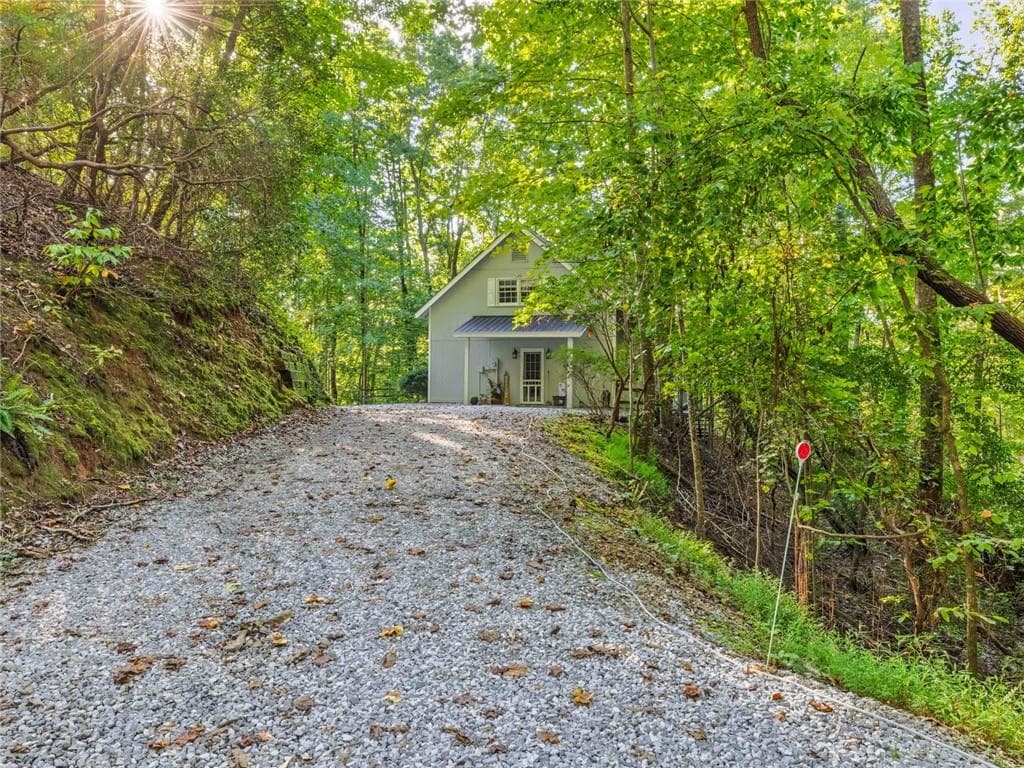 3 bedroom, 2 bathroom, 1,500 sq ft single family residence for sale at 202 Crystal Hills, Clarkesville, GA 30523 — photo 5