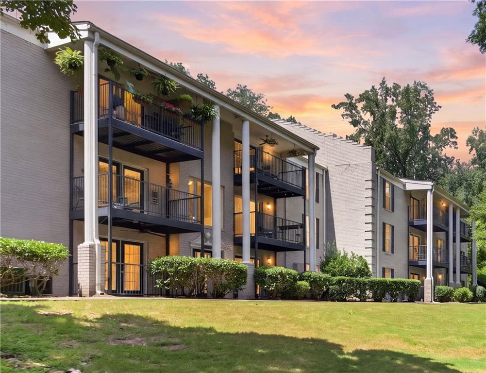1 bedroom, 1 bathroom, 810 sq ft condominium for sale at 3635 Essex Avenue, Atlanta, GA 30339 — photo 2
