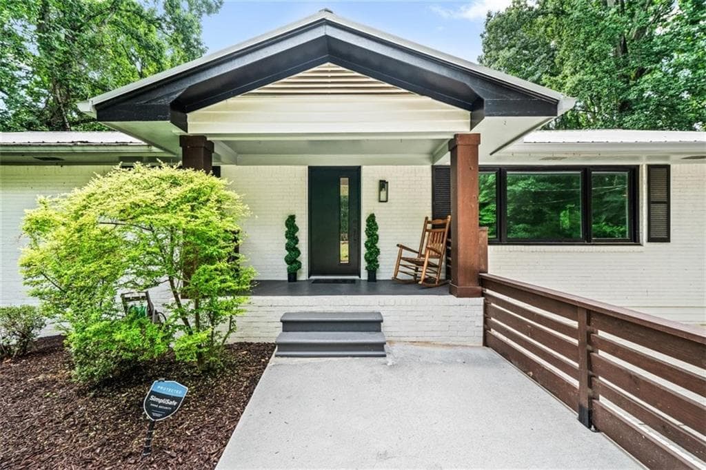 4 bedroom, 3 bathroom, 2,789 sq ft single family residence for sale at 2071 Luxuria Court, Tucker, GA 30084 — photo 2