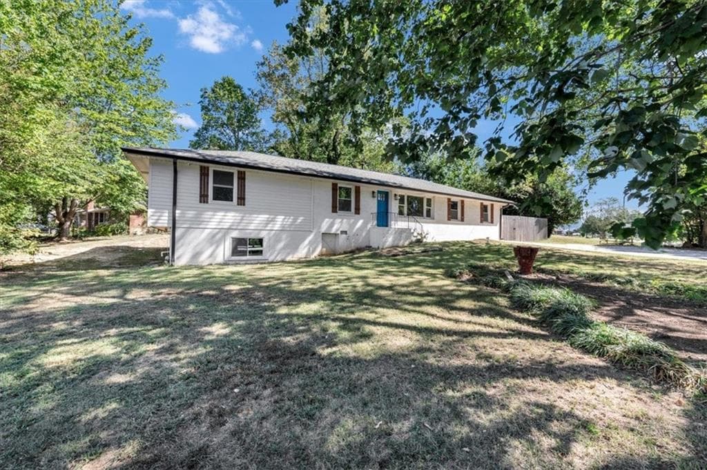 10 bedroom, 3 bathroom, 2,948 sq ft single family residence for sale at 956 Laurel Street, Morrow, GA 30260 — photo 2