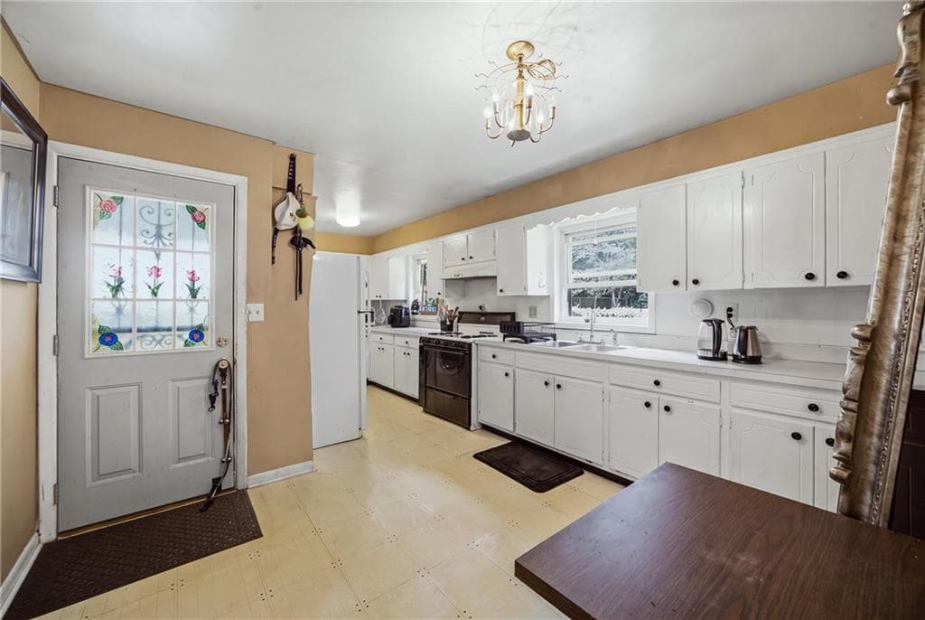3 bedroom, 1 bathroom, 825 sq ft single family residence for sale at 3751 Amber Road, Atlanta, GA 30331 — photo 7