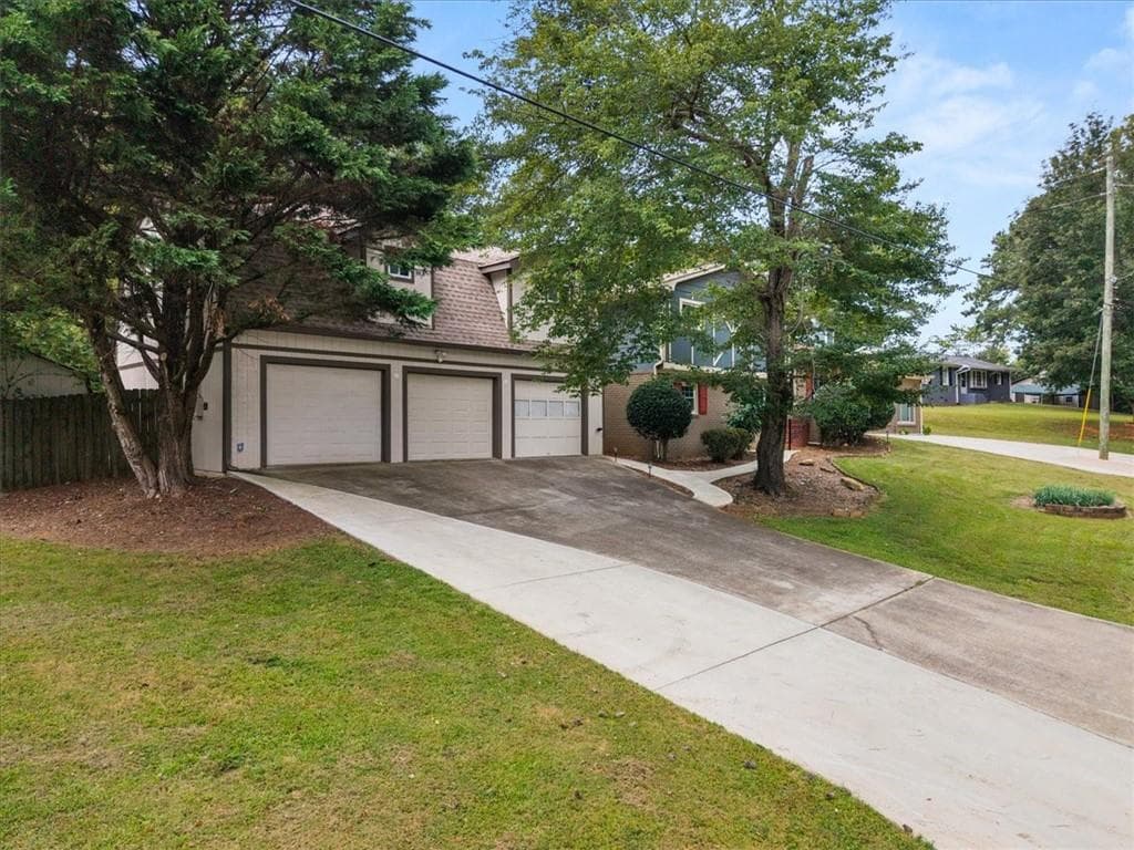 5 bedroom, 5 bathroom, 2,758 sq ft single family residence for sale at 6054 Dogwood Circle, Buford, GA 30518 — photo 3