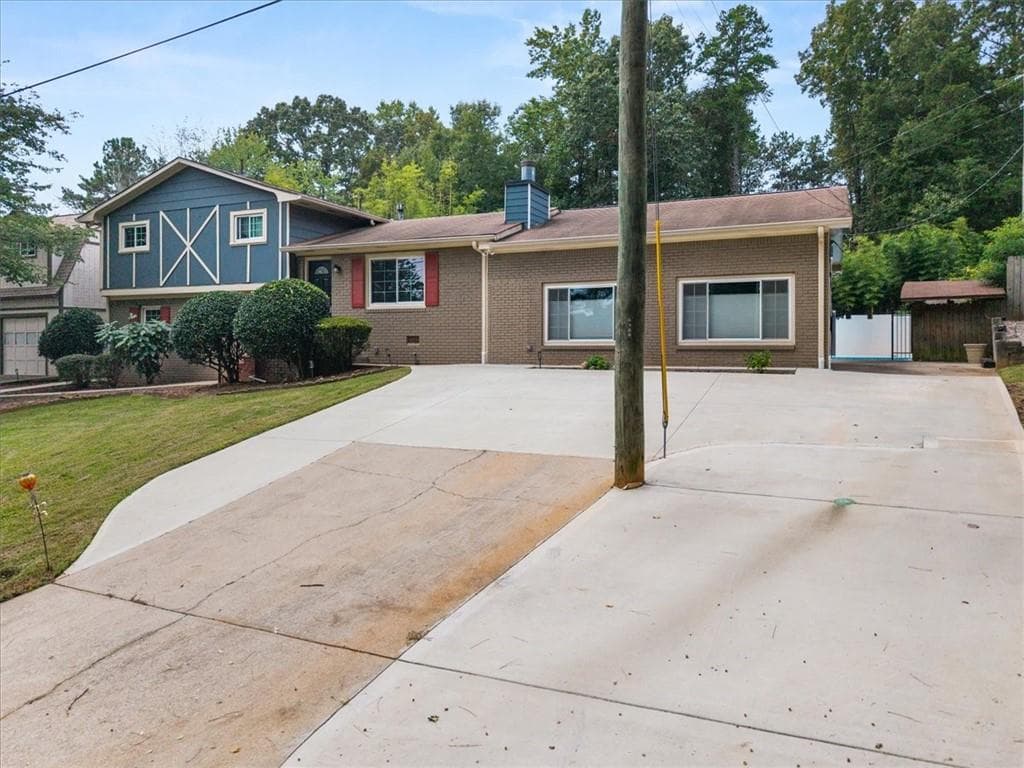 5 bedroom, 5 bathroom, 2,758 sq ft single family residence for sale at 6054 Dogwood Circle, Buford, GA 30518 — photo 4
