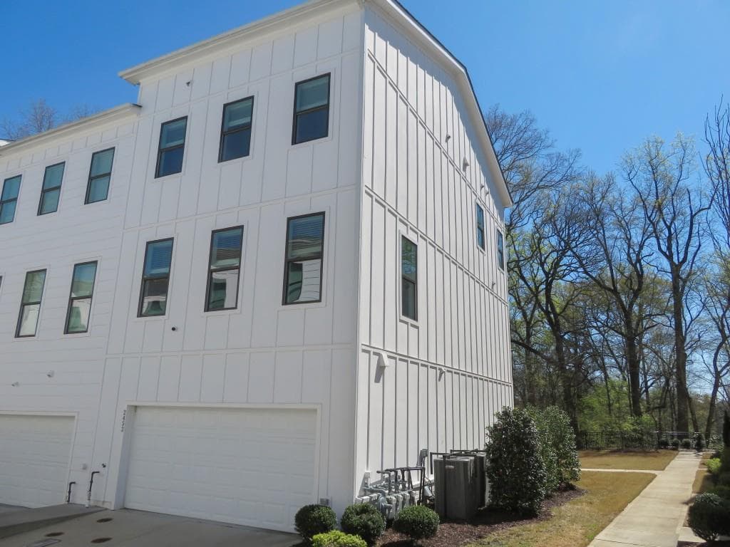 3 bedroom, 4 bathroom, 2,332 sq ft townhouse for sale at 2452 Sycamore Road, Atlanta, GA 30318 — photo 2