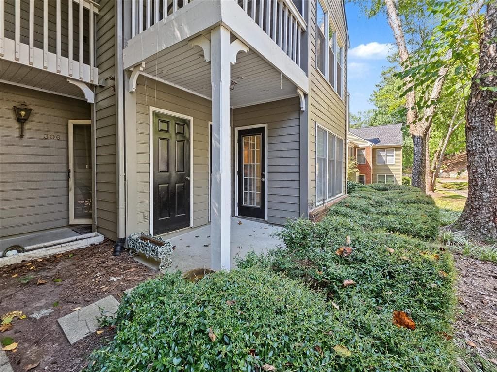 2 bedroom, 2 bathroom, 1,404 sq ft condominium for sale at 306 Bainbridge Drive, Sandy Springs, GA 30327 — photo 2