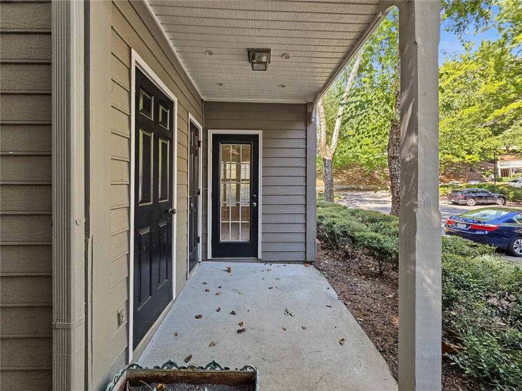 2 bedroom, 2 bathroom, 1,404 sq ft condominium for sale at 306 Bainbridge Drive, Sandy Springs, GA 30327 — photo 3