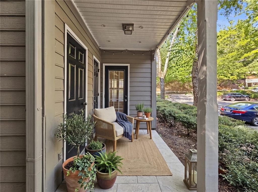 2 bedroom, 2 bathroom, 1,404 sq ft condominium for sale at 306 Bainbridge Drive, Sandy Springs, GA 30327 — photo 4