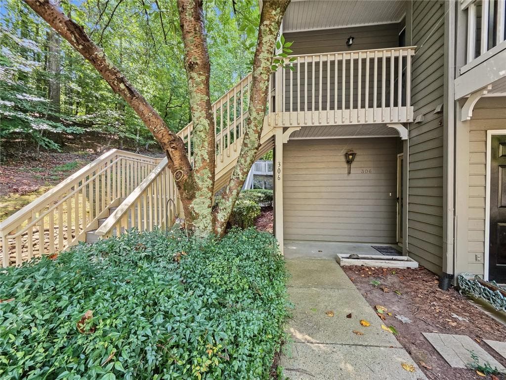 2 bedroom, 2 bathroom, 1,404 sq ft condominium for sale at 306 Bainbridge Drive, Sandy Springs, GA 30327 — photo 6