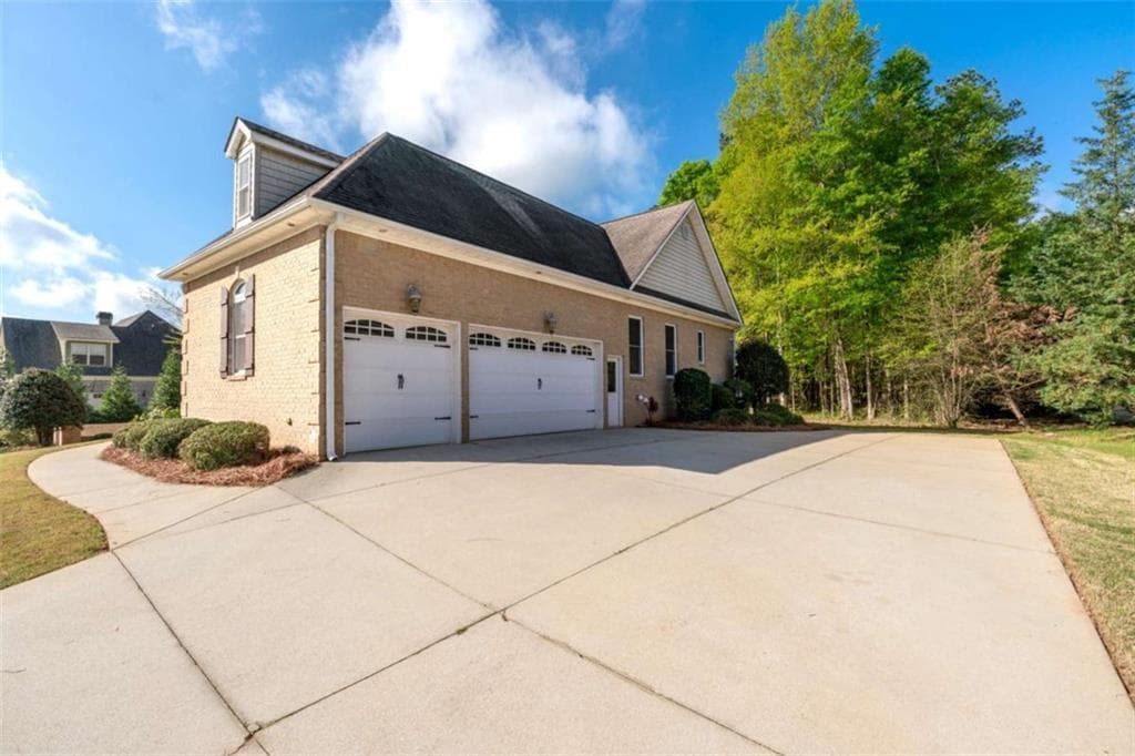4 bedroom, 5 bathroom, 3,174 sq ft single family residence for sale at 196 St Andrews Court, Social Circle, GA 30025 — photo 4
