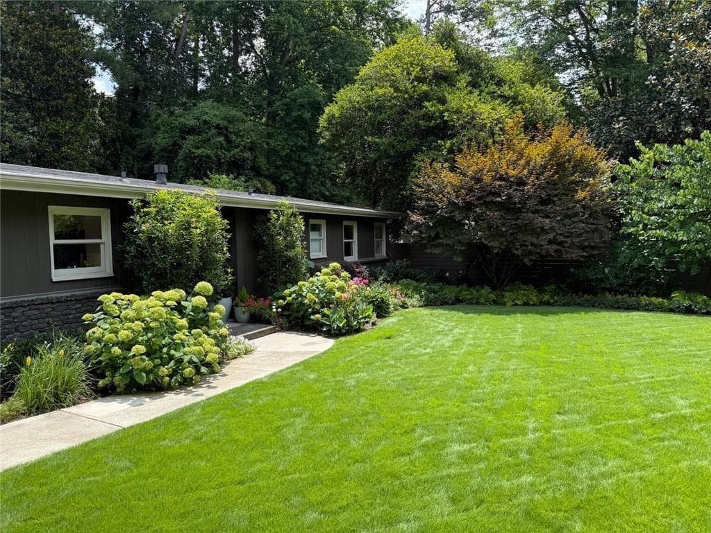 3 bedroom, 3 bathroom, 2,575 sq ft single family residence under contract at 1423 Brook Valley Lane, Brookhaven, GA 30324 — photo 3
