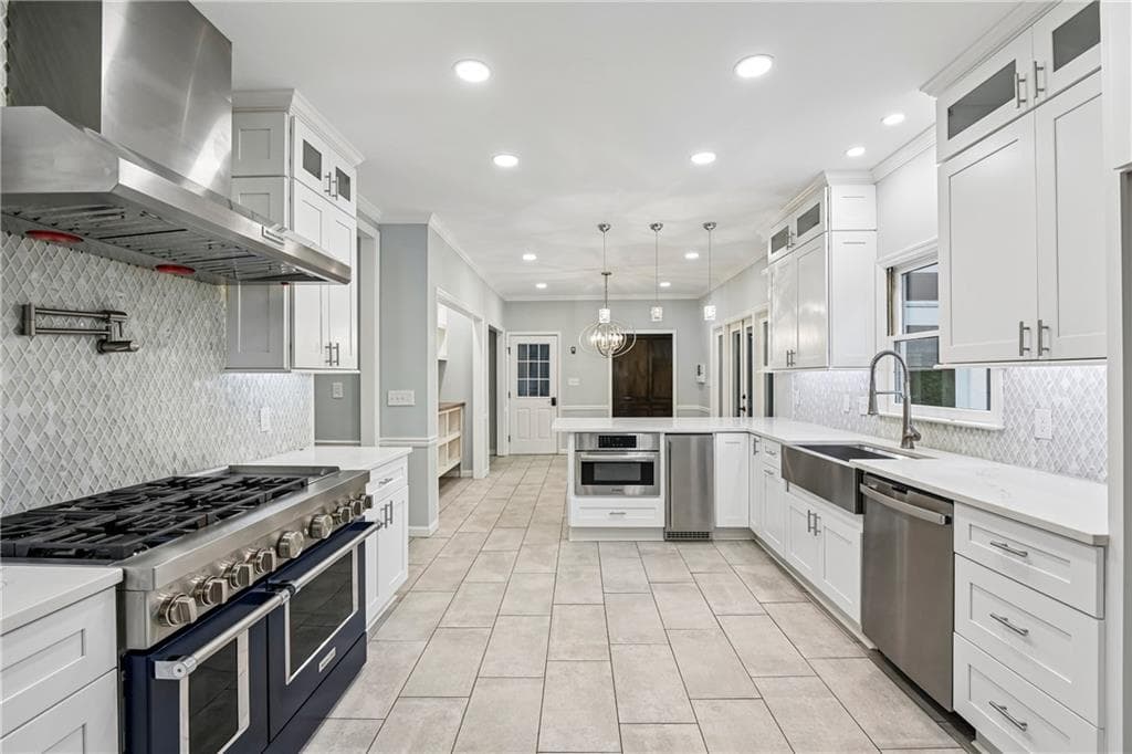 5 bedroom, 4 bathroom, 5,131 sq ft single family residence for sale at 286 River Cliff, Marietta, GA 30067 — photo 2
