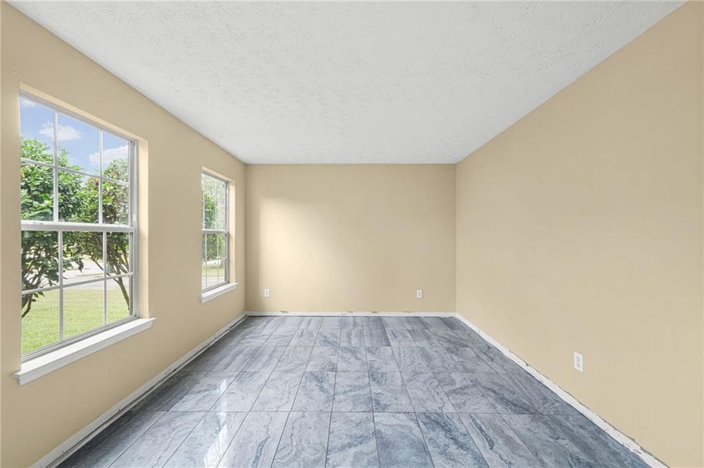 4 bedroom, 3 bathroom, 2,284 sq ft single family residence for sale at 9426 Carnes Crossing Circle, Jonesboro, GA 30236 — photo 5