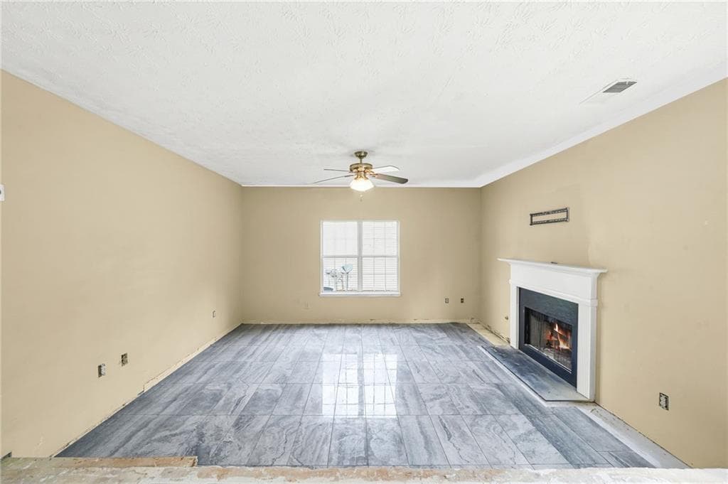 4 bedroom, 3 bathroom, 2,284 sq ft single family residence for sale at 9426 Carnes Crossing Circle, Jonesboro, GA 30236 — photo 7