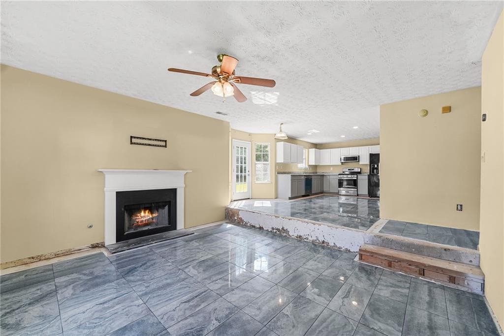 4 bedroom, 3 bathroom, 2,284 sq ft single family residence for sale at 9426 Carnes Crossing Circle, Jonesboro, GA 30236 — photo 9