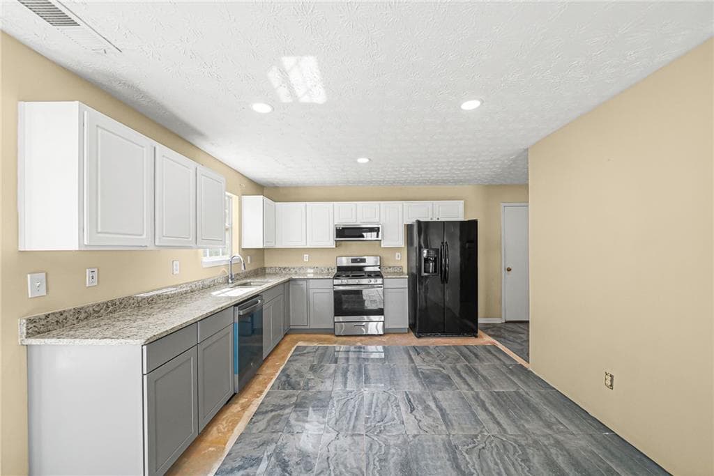 4 bedroom, 3 bathroom, 2,284 sq ft single family residence for sale at 9426 Carnes Crossing Circle, Jonesboro, GA 30236 — photo 10