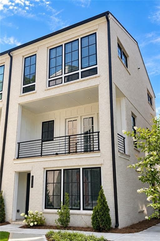 3 bedroom, 3 bathroom townhouse for sale at 2628 Mackintosh Court 17, Brookhaven, GA 30319