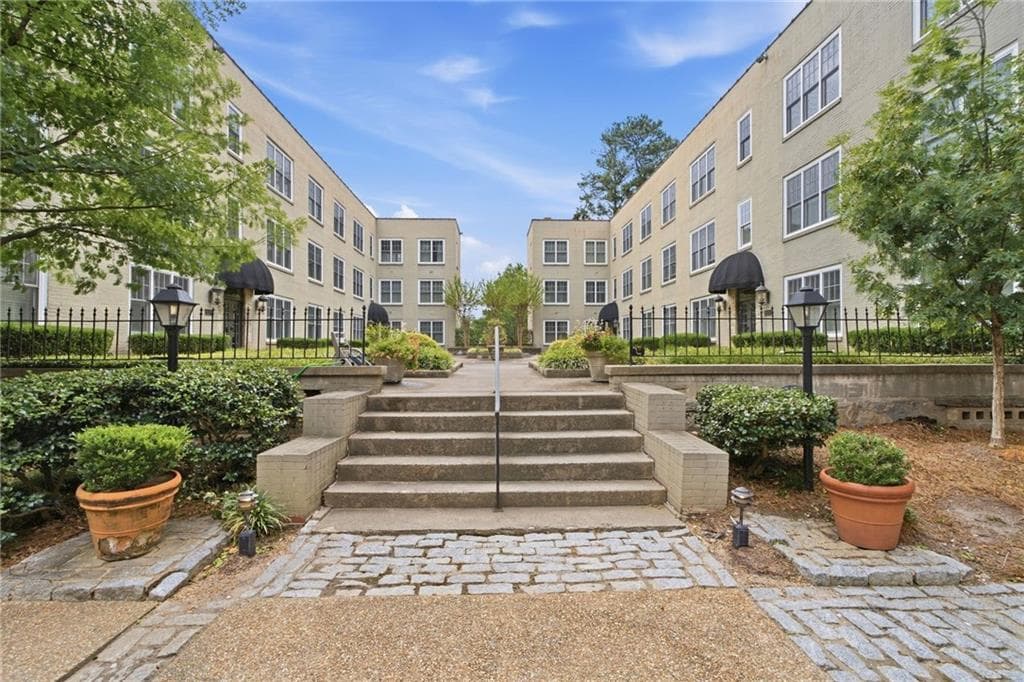 1 bedroom, 1 bathroom, 756 sq ft condominium for sale at 30 Collier Road 9, Atlanta, GA 30309 — photo 2
