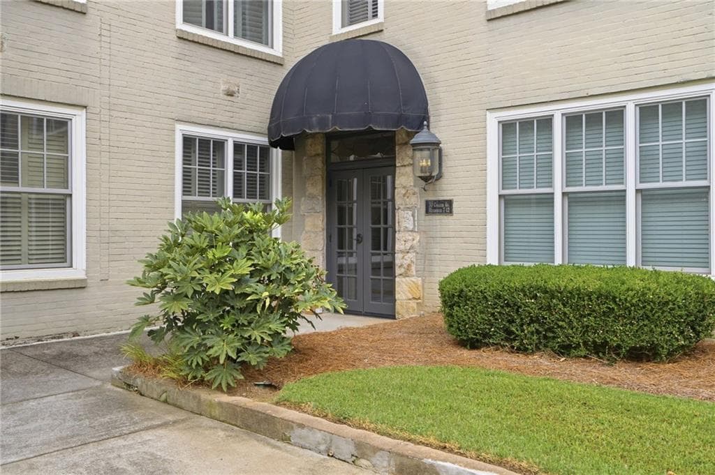 1 bedroom, 1 bathroom, 756 sq ft condominium for sale at 30 Collier Road 9, Atlanta, GA 30309 — photo 3