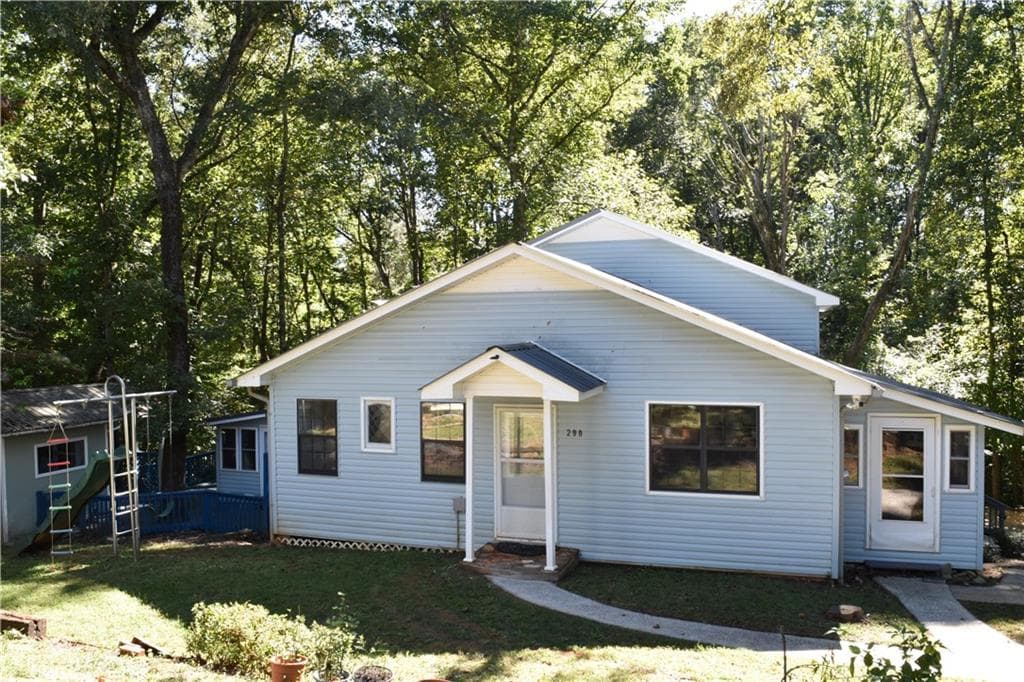 3 bedroom, 2 bathroom, 2,033 sq ft single family residence for sale at 290 Emerald Drive, Clarkesville, GA 30523 — photo 2