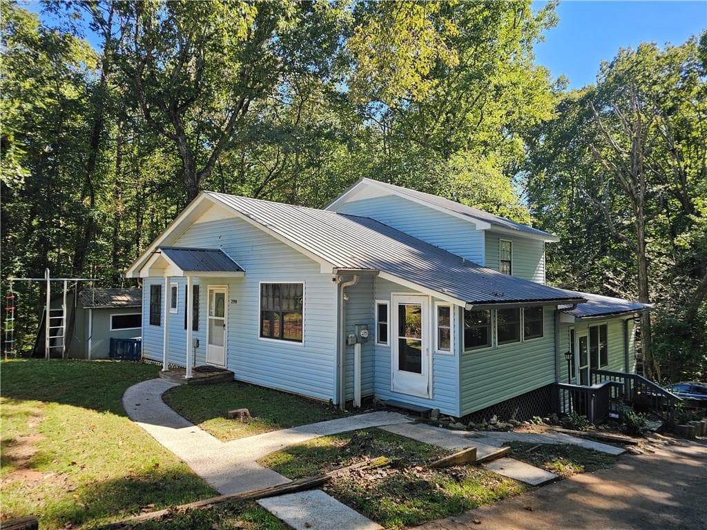 3 bedroom, 2 bathroom, 2,033 sq ft single family residence for sale at 290 Emerald Drive, Clarkesville, GA 30523 — photo 3
