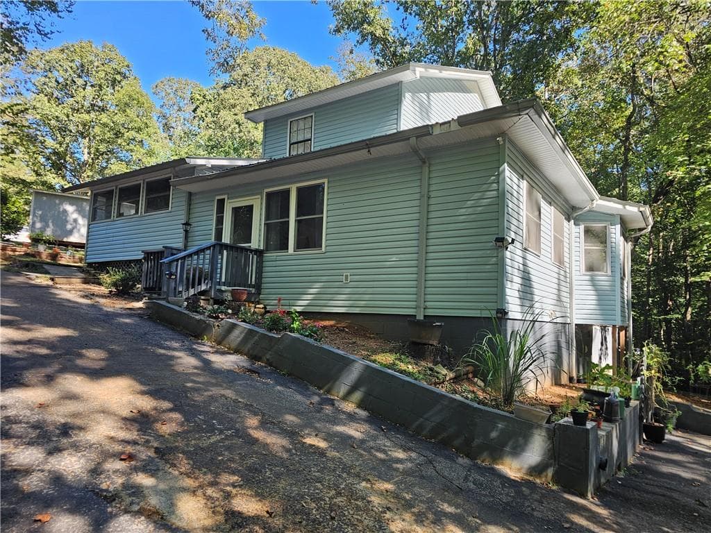 3 bedroom, 2 bathroom, 2,033 sq ft single family residence for sale at 290 Emerald Drive, Clarkesville, GA 30523 — photo 4