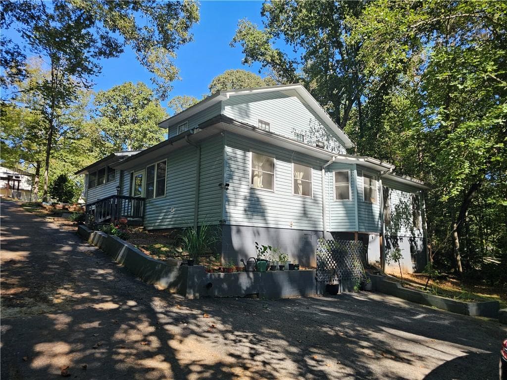 3 bedroom, 2 bathroom, 2,033 sq ft single family residence for sale at 290 Emerald Drive, Clarkesville, GA 30523 — photo 5