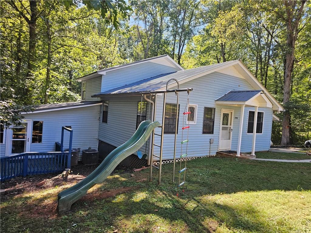 3 bedroom, 2 bathroom, 2,033 sq ft single family residence for sale at 290 Emerald Drive, Clarkesville, GA 30523 — photo 9