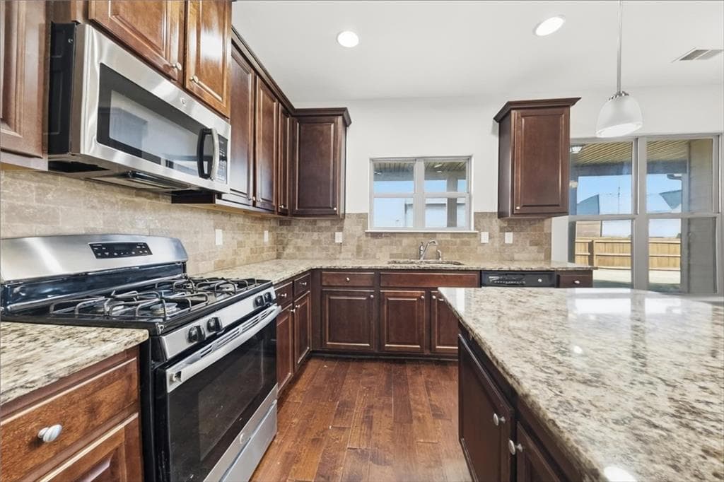5 bedroom, 4 bathroom, 3,198 sq ft single family residence for sale at 12191 Centerra Drive, Hampton, GA 30228 — photo 9