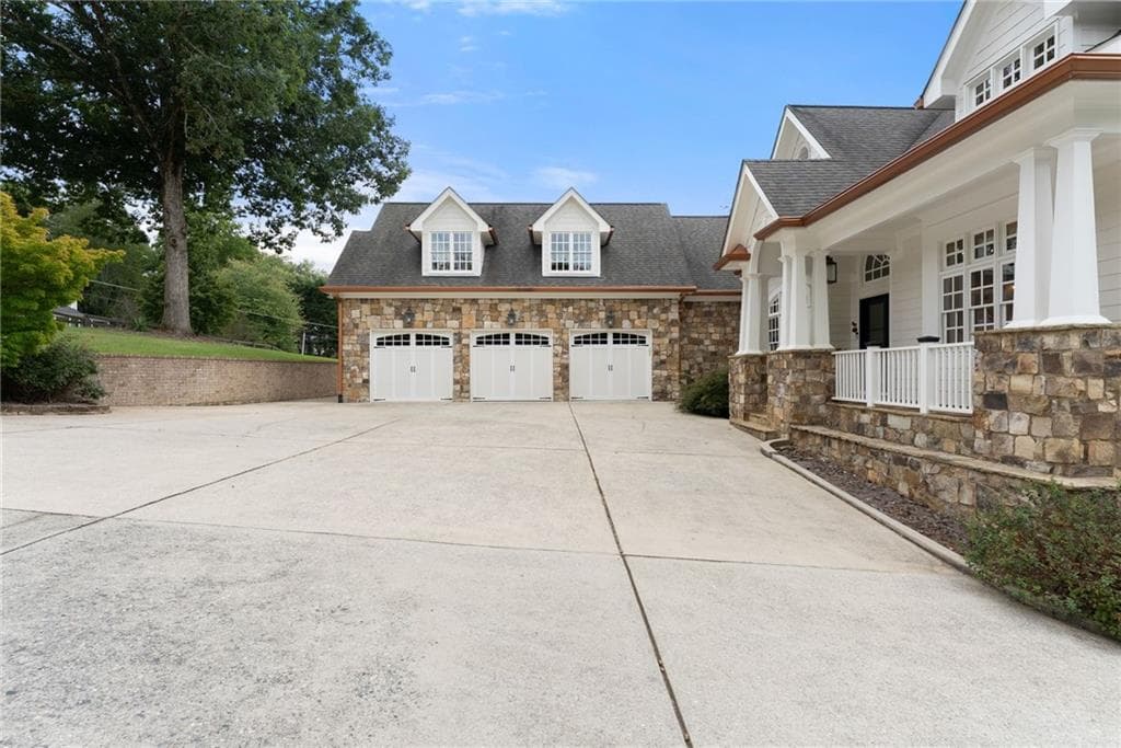 5 bedroom, 6 bathroom, 6,700 sq ft single family residence for sale at 8190 Bennett Lane, Gainesville, GA 30506 — photo 2