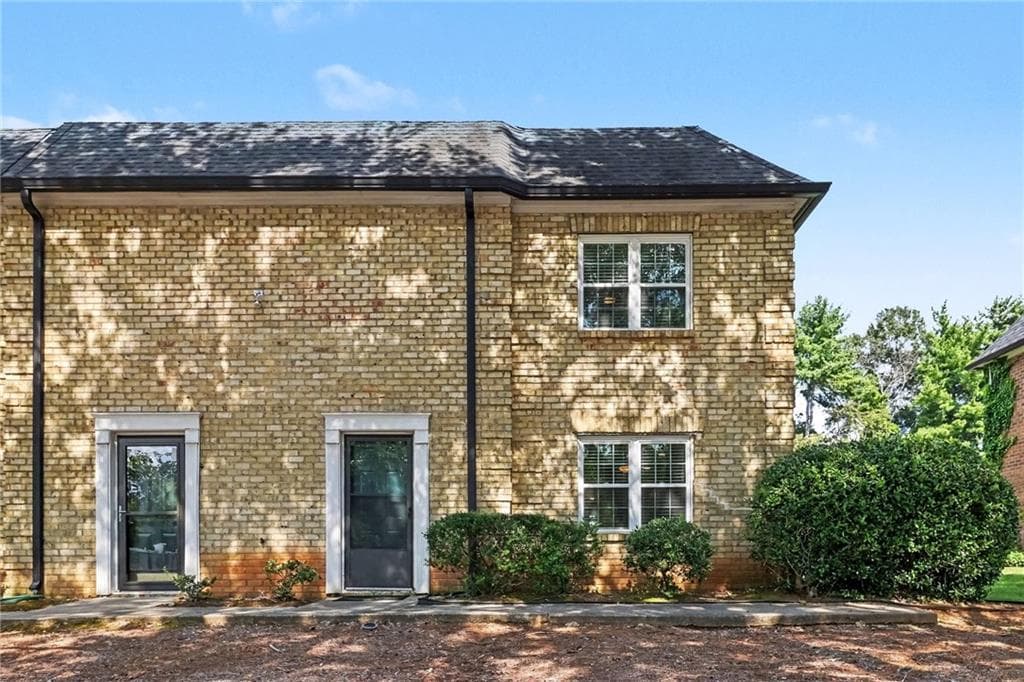 3 bedroom, 3 bathroom, 1,564 sq ft condominium under contract at 280 Winding River Road F, Sandy Springs, GA 30350 — photo 2