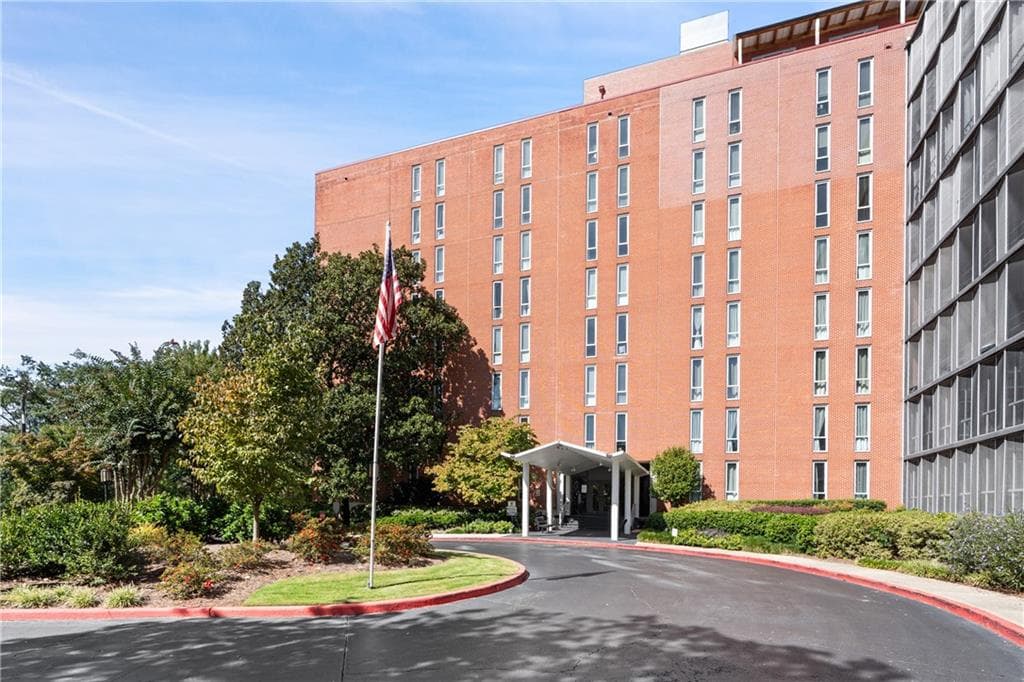 3 bedroom, 2 bathroom, 1,507 sq ft condominium for sale at 3060 Pharr Court North 114, Atlanta, GA 30305