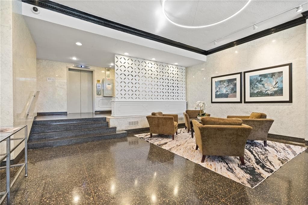 3 bedroom, 2 bathroom, 1,507 sq ft condominium for sale at 3060 Pharr Court North 114, Atlanta, GA 30305 — photo 2