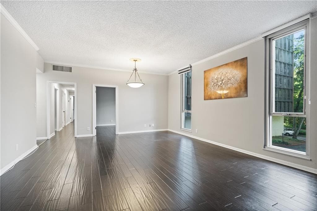 3 bedroom, 2 bathroom, 1,507 sq ft condominium for sale at 3060 Pharr Court North 114, Atlanta, GA 30305 — photo 4