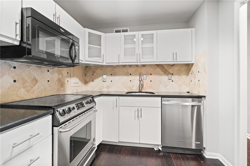 3 bedroom, 2 bathroom, 1,507 sq ft condominium for sale at 3060 Pharr Court North 114, Atlanta, GA 30305 — photo 6