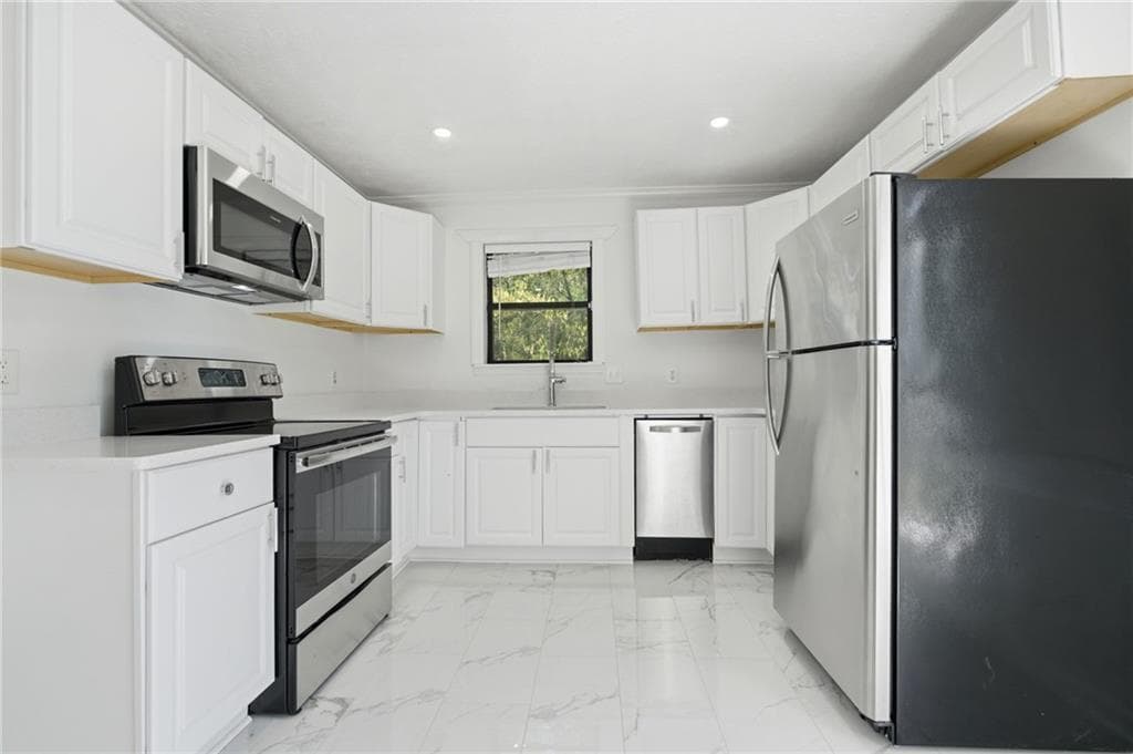 3 bedroom, 2 bathroom, 1,288 sq ft single family residence for sale at 129 Sandalwood Circle, Lawrenceville, GA 30046 — photo 4