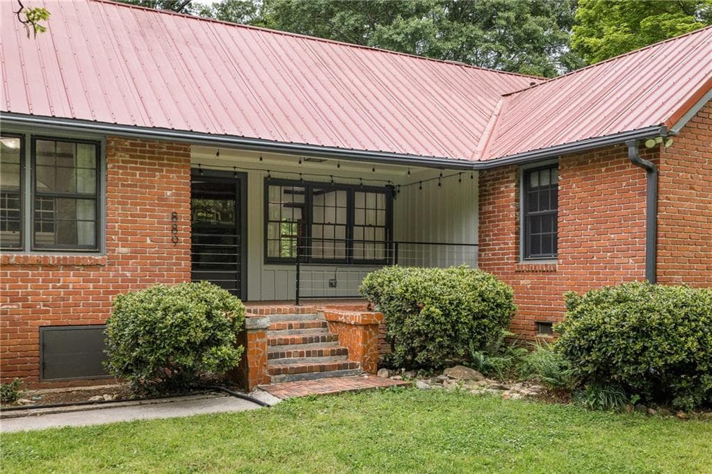 2 bedroom, 1 bathroom, 1,512 sq ft single family residence for rent at 889 Milam Circle, Clarkston, GA 30021 for $2,100 a month — photo 2